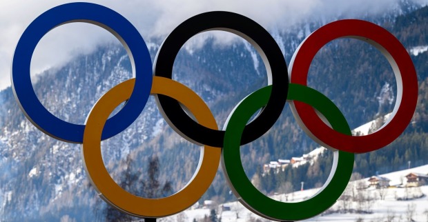 Olympische Ringe vor verschneiten Bergen in Cortina d’Ampezzo, Symbol der Olympischen Winterspiele 2026.