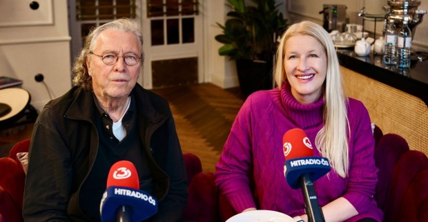 Peter Cornelius und Claudia Stöckl sitzen während des Interviews für Ö3 „Frühstück bei mir“ nebeneinander vor Mikrofonen im Studio.