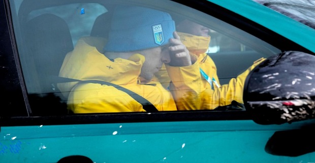 Nach dem Ausschluss: Der ukrainische Skeletonpilot sitzt nach seiner Disqualifikation niedergeschlagen im Auto – der „Preis der Würde“ hat ihn Olympia gekostet.