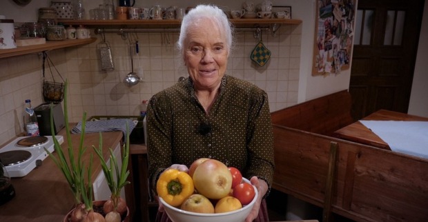 Ursula Erber in einer Küchenszene aus „Dahoam is Dahoam“, sie hält eine Schüssel mit Obst in den Händen/Ursula Erber Ausstieg "Dahoam is Dahoam"