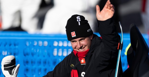 Franjo von Allmen jubelt nach seinem Sieg im Super-G bei Olympia in Bormio.