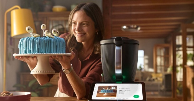 Der Thermomix TM7 mit Zubehör wie dem Sensor und Pizzastein während der Vorwerk Love-Week