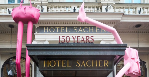 Zwei moderne Bein-Skulpturen vor dem Hotel Sacher