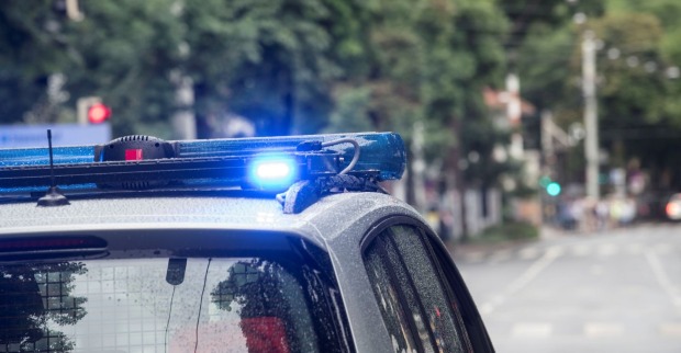 Themenbild eines Polizeiwagens in Wien, welcher zu einem Einsatz fährt
