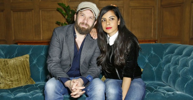 Christian Ulmen und Collien Fernandes sitzen gemeinsam auf einem Sofa – Szene aus der Serie „Jerks“ von ProSieben/ProSieben löscht Jerks