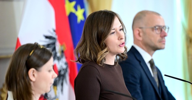 Integrationsministerin Claudia Bauer bei Pressekonferenz zur Deutschkurs-Reform mit Dialektpflicht und verpflichtenden Hausübungen in Österreich