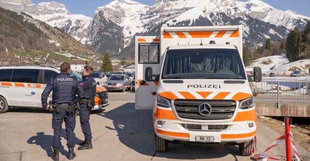 Polizei und Einsatzfahrzeug im Skigebiet Engelberg-Titlis nachdem eine Gondel abgestürzt ist in der Schweiz