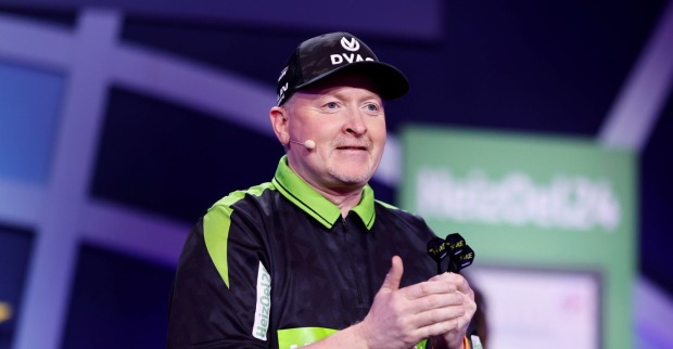 Joey Kelly während eines Dartturniers, in einem Podcast spricht er über Schwarzgeld der Kelly Family