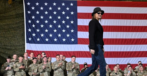 Themenbild für den Überflug eines AH-64 Apache Helikopters der US-Armee über das Weiße-Haus-Nachbau-Haus von Kid Rock
