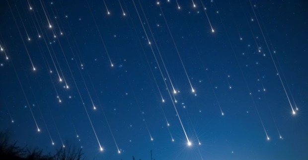Meteoriten-Einschlag: Mehrere leuchtende Meteore ziehen über den Nachthimmel und fallen Richtung Erde, sinnbildlich für Meteoriten in Deutschland und das Ereignis in Rheinland-Pfalz.