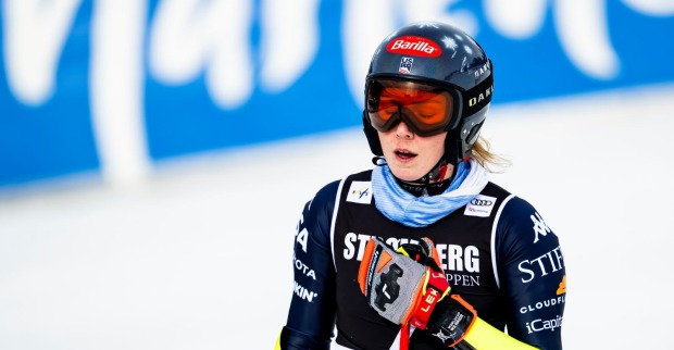 Mikaela Shiffrin jubelt im Zielbereich von Hafjell über den Gewinn des Gesamtweltcups