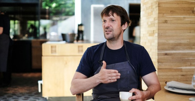 René Redzepi, Küchenchef und Gründer des Restaurants Noma in Kopenhagen/ René Redzepi tritt nach schweren Vorwürfen als Küchenchef des weltberühmten Restaurants Noma in Kopenhagen zurück.