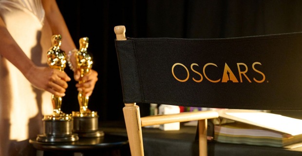 Oscars 2026 in Hollywood – Symbolbild zur Oscarverleihung mit Oscar-Statuetten und Regiestuhl. Thomas Sandhofer bekochte die Gäste