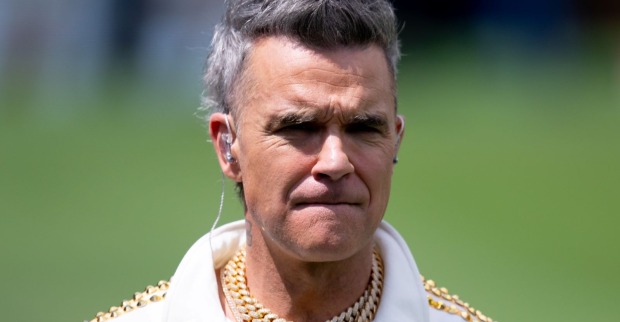 Robbie Williams mit ernstem Gesicht/ Robbie Williams hatte einen Unfall vor den Brits Awards