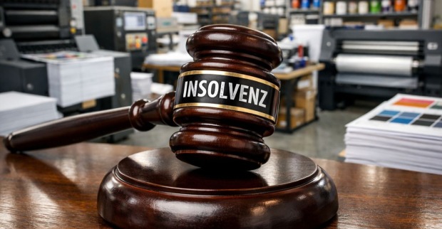 Themenbild für die Insolvenz der Salzkammergut-Media GmbH, es ist ein Richterhammer in einer Druckerei zu sehen