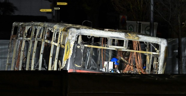 Das Wrack eines Postautos in der Schweiz nach einem tödlichen Bus-Brand in Kerzers.