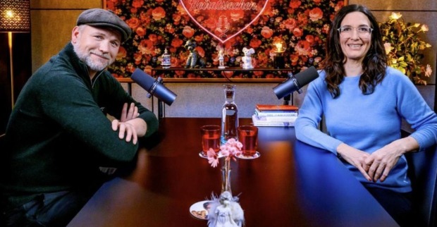 Thomas Stipsits und Nina Horowitz im Studio von „Liebesg’schichten und Heiratssachen – Der Podcast“ beim Gespräch über Liebe und Beziehungen.