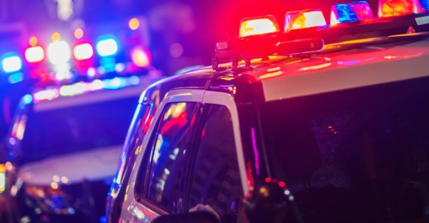 Amerikanische Polizeiwägen mit eingeschalteter Sirene