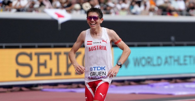 Aaron Gruen läuft im Trikot von Österreich beim Vienna City Marathon und zeigt während des Rennens eine emotionale Reaktion