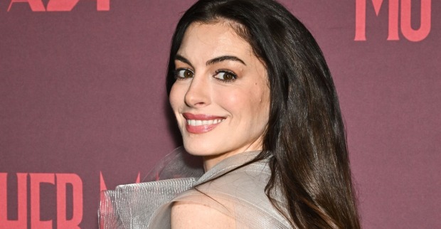 Anne Hathaway lächelt auf Event – Schauspielerin ist „schönste Frau der Welt 2026“ laut People Magazin