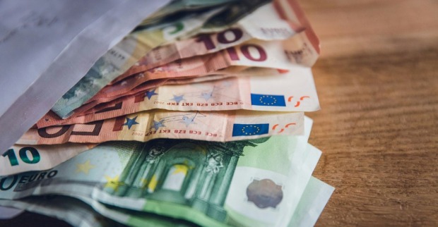 Euro-Banknoten im Kuvert als Symbol für neue EU-Regeln zur Bargeld-Obergrenze ab 2027