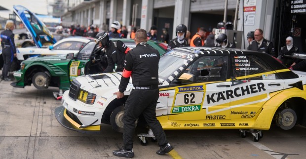 Boxengasse Nürburgring nach Crash – Rennfahrzeuge und Teams während Abbruch des Qualifyings nach Unfall
