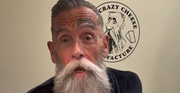 „Crazy Cheese“-Roland spricht in die Kamera vor Logo, sorgt mit Waffen-Video und Osterschießen auf Instagram für Aufsehen