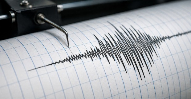 Seismograph misst Erdbeben und zeigt starke Ausschläge auf Papierstreifen nach Erdstoß in Slowenien