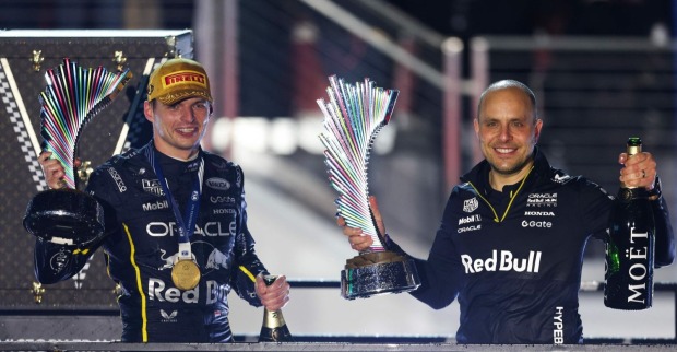 Max Verstappen mit seinem Renningenieur Gianpiero Lambiase während einer Siegerehrung