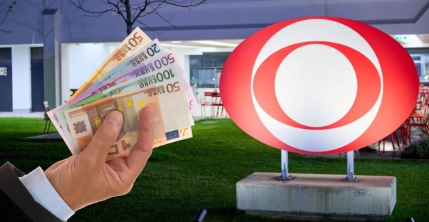 Hand hält Euro-Geldscheine vor ORF-Logo – Symbolbild für Gebühr-Befreiung und Stromkosten-Ersparnis durch Sozialtarif in Österreich