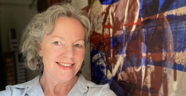 Isolde Leinholz, Künstlerin aus Kalsdorf bei Graz, im Porträt vor einem ihrer Werke