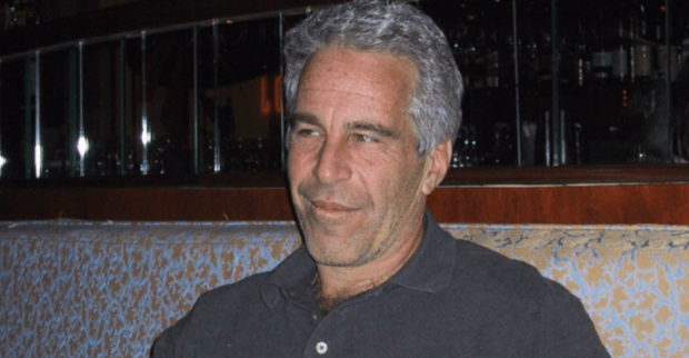Jeffrey Epstein sitzt und lächelt – Aufnahme aus der Zeit vor dem Epstein-Skandal