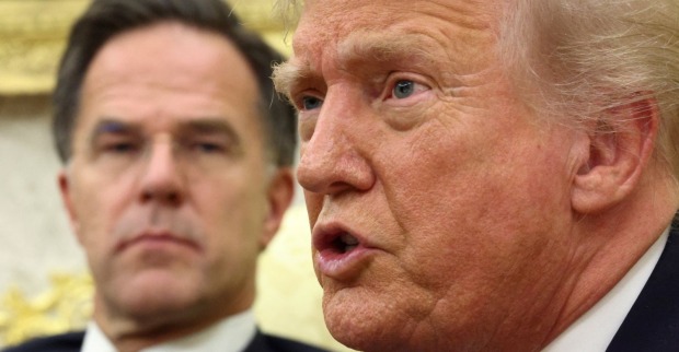 Donald Trump spricht über möglichen NATO-Austritt, im Hintergrund NATO-Chef Mark Rutte