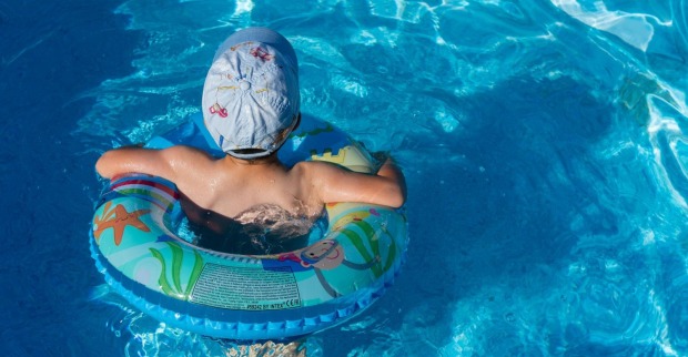Kind mit Schwimmring im Wasser – Symbolbild zum Kinderverbot und Ruhetag im Thermalbad Sprudelhof Therme Bad Nauheim