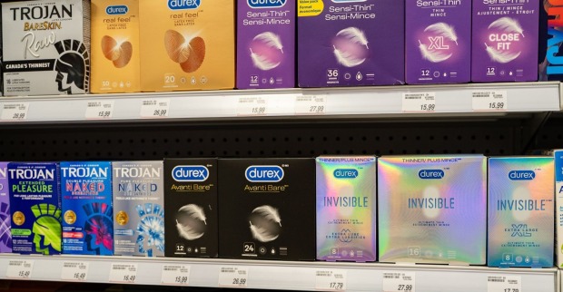 Kondome im Supermarktregal von Marken wie Durex und Trojan, Preise steigen durch Iran-Krieg und gestörte Lieferketten