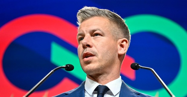 Péter Magyar bei Rede nach Wahlsieg in Ungarn 2026 mit TISZA und Zwei-Drittel-Mehrheit gegen Viktor Orbán
