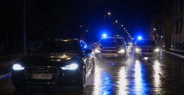 Polizeiautos verfolgen nachts einen schwarzen Audi bei nasser Fahrbahn in Wien-Döbling während einer Raser-Verfolgungsjagd.