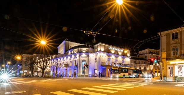 Außenansicht des Salzburger Landestheaters am Abend