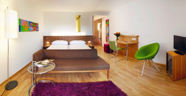 Modernes Hotelzimmer in kräftigen Farben | Credit: At the Park Hotel
