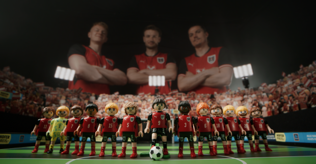 Playmobilfiguren in Spiel-Stadion am Rasen