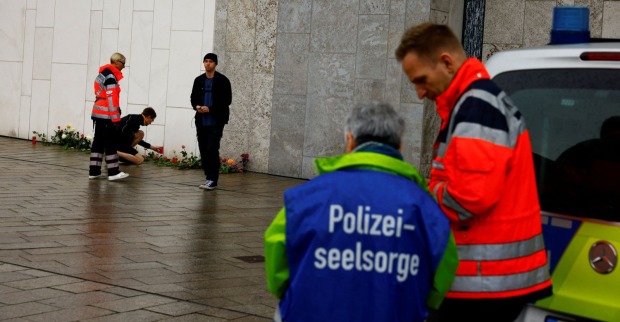 Blumen und Einsatzkräfte am Tatort der Amokfahrt in Leipzig mit Polizeiseelsorge