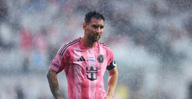 Messi im Regen auf dem Fußballplatz.
