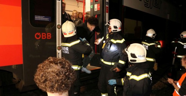 Evakuierung eines ÖBB-Zugs in Brunn am Gebirge durch Feuerwehr bei Nacht nach technischem Defekt