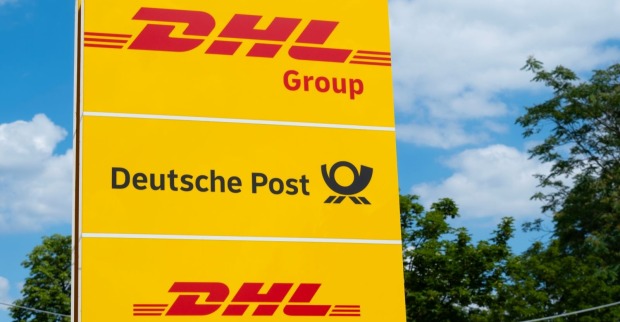 Logos der deutschen Post und DHL