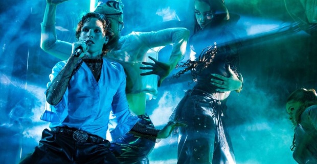 Sänger und Tänzer in blauem Scheinwerferlicht auf der ESC-Bühne der Wiener Stadthalle