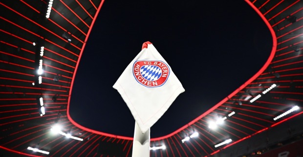 Eckfahne des FC Bayern München vor einem Heimspiel in der Allianz Arena.