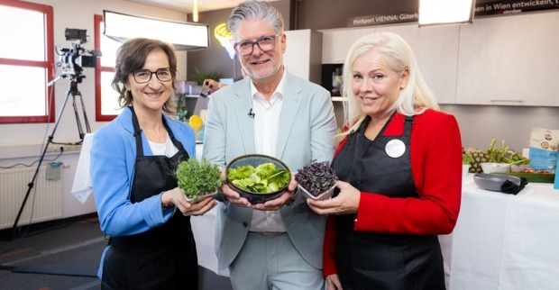 Trio mit Salat und Gemüse vor einer Küchenzeile