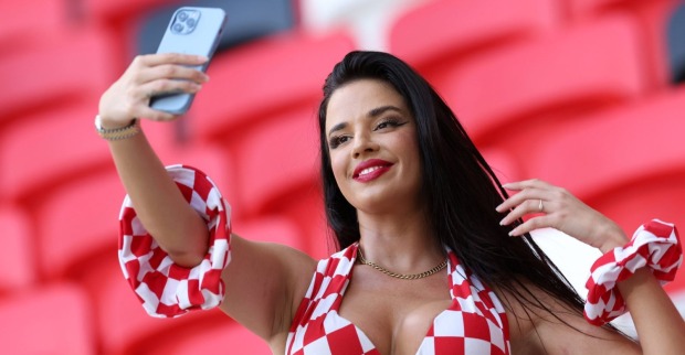 Ivana Knoll macht Selfie im rot-weiß karierten Outfit/ Ivana Knoll sorgt beim Formel-1-Event in Miami für Aufsehen