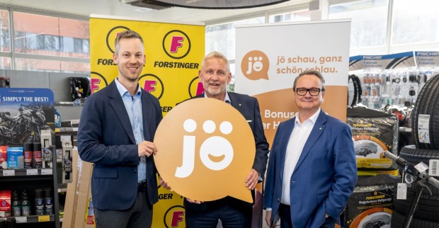 Alexander Merklein (Geschäftsführer jö Bonus Club) freut sich mit den beiden FORSTINGER Geschäftsführern Rudolf Bayer (CEO) und Harald Chromy (CFO) über die Kooperation.