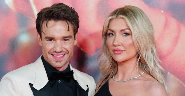 Kate Cassidy posiert gemeinsam mit ihrem verstorbenen Ex-Freund, dem One-Direction-Star Liam Payne, bei einem Red-Carpet-Event.